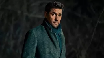 Manteau porté par Jack Ryan (John Krasinski) dans Tom Clancy’s Jack Ryan (saison 4, épisode 2)