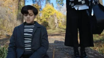 Stap de portefeuille rayé porté par Wednesday Addams (Jenna Ortega) dans Wednesday (saison 1 épisode 5)