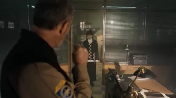 Pantalon noir surdimensionné porté par Wednesday Addams (Jenna Ortega) le mercredi (S01E05)