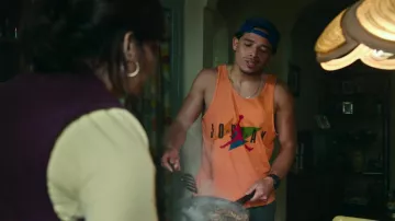 Débardeur orange Nike Air Jordan porté par Noah Diaz (Anthony Ramos) comme on le voit dans Transformers: Rise of the Beasts