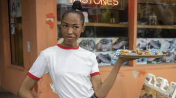 T-shirt à sonnerie blanche porté par Nellie (Kita Updike) comme on le voit dans The Horror of Dolores Roach (S01E03)