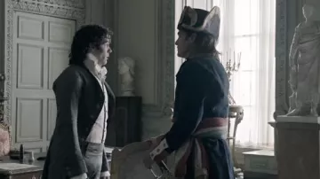 Chaqueta larga usada por Paul Barras (Tahar Rahim) como se ve en Napoleón