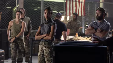 Black Watch porté par Randy (Austin Hébert) comme on le voit dans Special Ops: Lioness (saison 1)
