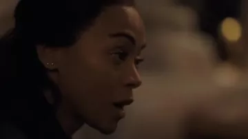 Boucles d’oreilles portées par Joe (Zoe Saldana) comme on le voit dans Special Ops: Lioness (Saison 1)