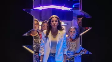 White blazer jacket worn by Jenny Kord (Bruna Marquezine) as seen in Blue Beetle movie