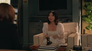 Robe en dentelle blanche portée par Grace (Poppy Liu) vue dans The Afterparty (S02E02)
