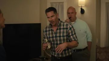Camisa de franela a cuadros usada por Charlie Greeves (Luke Macfarlane) como se ve en el programa de televisión platónico (S01E10)