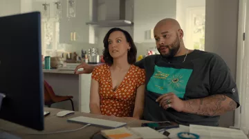 One-eyed william hefeweizen t-shirt worn by Andy (Tre Hale) in Platonic (S01E10)