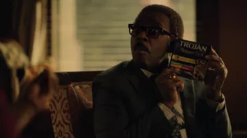 Bague en or portée par Franklin Roberts (Courtney B. Vance) vue dans la série télévisée 61st Street (S02E02)