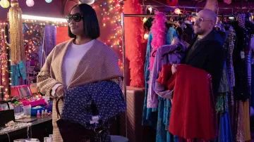 Veste à carreaux portée par Natasha (Garcelle Beauvais) comme on le voit dans Survival of the Thickest (Saison 1)