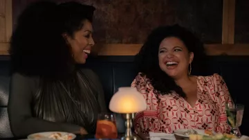 Robe imprimée portée par Mavis Beaumont (Michelle Buteau) comme on le voit dans Survival of the Thickest (saison 1)