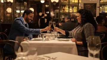 Veste à carreaux et ensemble jupe portés par Mavis Beaumont (Michelle Buteau) comme on le voit dans Survival of the Thickest (saison 1)