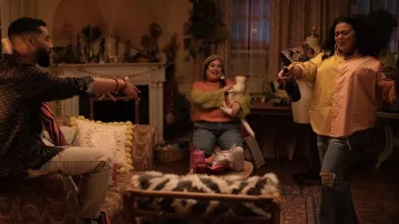 Chemise à boutons bicolores portée par Mavis Beaumont (Michelle Buteau) comme on le voit dans Survival of the Thickest (saison 1)
