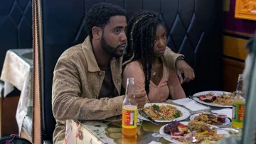 Veste portée par Aked (Jharrel Jerome) vue dans la série télévisée Full Circle (saison 1)