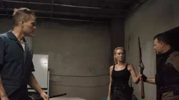 Ceinture noire portée par le shérif Jo Newman (Nicky Whelan) comme on le voit dans le film The Flood