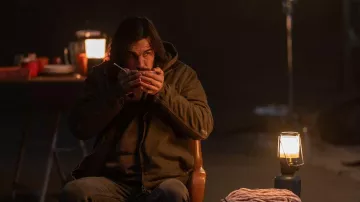 Veste à capuche portée par Sebastián (Mario Casas) vue dans le film Bird Box Barcelona