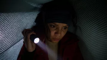 Pull porté par Claire (Georgina Campbell) vu dans Bird Box Barcelona