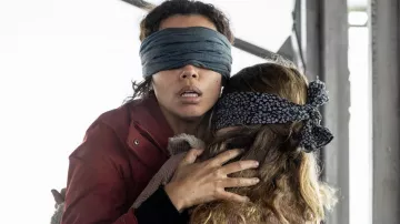 Foulard imprimé floral porté par Sofia (Naila Schuberth) vu dans Bird Box Barcelona