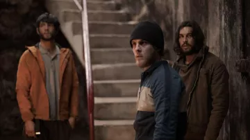 Veste de survêtement portée par Rafa (Patrick Criado) vue dans Bird Box Barcelona
