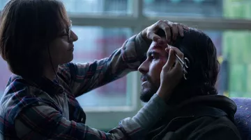 Chemise à carreaux portée par Michelle Jenner dans Bird Box Barcelona