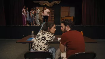 Top floral sin mangas usado por Rebecca-Diane (Molly Gordon) como se ve en la película Theater Camp