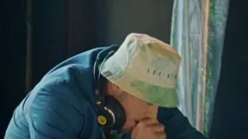 Chapeau de seau à cravate et à teinture porté par Troy Rubinsky (Jimmy Tatro) vu dans le camp de théâtre