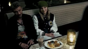 T-shirt imprimé porté par Clement Mansell (Boyd Holbrook) comme on le voit dans Justified: City Primeval (Saison 1)