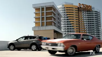 Voiture orange pilotée par Clement Mansell (Boyd Holbrook) dans Justified: City Primeval (S01)