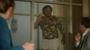 Chemise à imprimé floral portée par Doug (Jake Johnson) comme on le voit dans la garde-robe de la série télévisée Minx (saison 2)