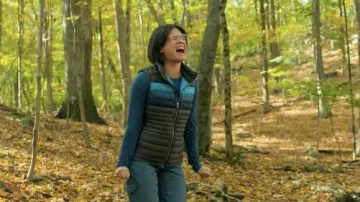 Chaqueta Cotopaxi Vest usada por Sue (Julia Shiplett) como se ve en Happiness for Beginners