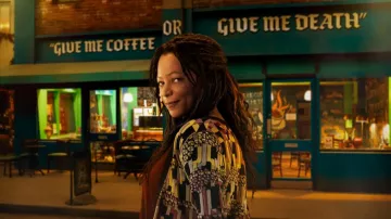Veste imprimée colorée portée par Nina (Nina Sosanya) comme on le voit dans Good Omens (saison 2)