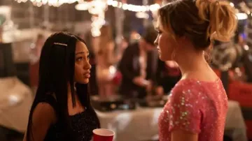Haut à paillettes roses porté par Megan Landry (Sadie Stanley) dans la série télévisée Cruel Summer (S02E07)