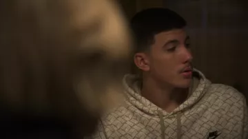 Sudadera con capucha Nike usada por Nick Méndez (Jason Rivera-Torres) como se ve en Swagger (S02E04)
