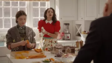Cardigan gris porté par Rose Goldenblatt (Alexa Swinton) dans And Just Like That... (S02E05)