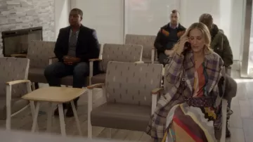 Sac Pierre Cardin porté par Carrie Bradshaw (Sarah Jessica Parker) comme on le voit dans And Just Like That... (S02E05)