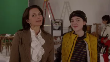 Obey Striped pull porté par Rose Goldenblatt (Alexa Swinton) comme on le voit dans And Just Like That... (S02E05)