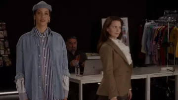 Chemise en jean portée par Studio Executive (Miranda Dinnetz) dans And Just Like That... (S02E05)