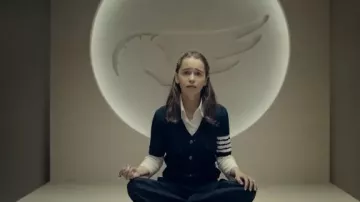 Cardigan bleu marine porté par Rachel Novy (Emilia Clarke) comme on le voit dans The Pod Generation