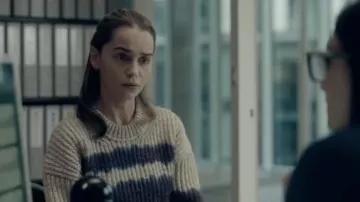 Cravate et pull teinture porté par Rachel Novy (Emilia Clarke) comme on le voit dans le film The Pod Generation