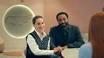 Pull sans manches à col V porté par Rachel Novy (Emilia Clarke) comme on le voit dans The Pod Generation