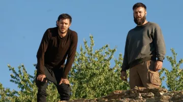 Manches longues marron portée par Trevor (Adam Brody) comme on le voit dans River Wild