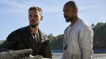 Collier porté par Merlin (Nathaniel Martello-White) vu dans Le Roi de l’hiver (saison 1)