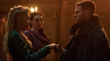 Manteau à col de fourrure porté par Arthur Pendragon (Iain De Caestecker) vu dans Le Roi de l’hiver (saison 1)