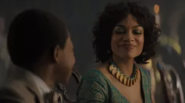 Collar de madera usado por Gabbie (Rosario Dawson) como se ve en la película Haunted Mansion