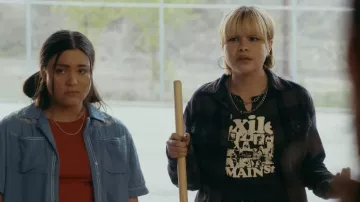 T-shirt des Rolling Stones en exil sur Main Street en noir porté par Jackie (Elva Guerra) vu dans Reservation Dogs (S03E01)