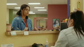 Chemise en denim portée par Elora Danan Postoak (Kawennáhere Devery Jacobs) vue dans Reservation Dogs (S03E01)