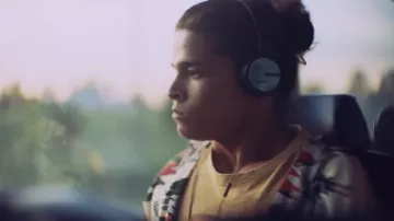 Casque porté par Bear Smallhill (D’Pharaoh Woon-A-Tai) vu dans Reservation Dogs (saison 3 épisode 1)