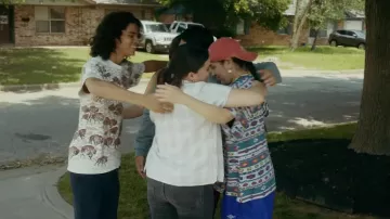 T-shirt imprimé à motifs de bison porté par Bear Smallhill (D’Pharaoh Woon-A-Tai) vu dans Reservation Dogs (S03E01)