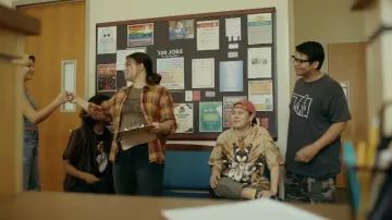 Chemise à carreaux portée par Elora Danan Postoak (Kawennáhere Devery Jacobs) dans Reservation Dogs (saison 3 épisode 1)