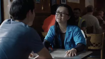 Chemise bleue portée par Alice (Sherry Cola) comme on le voit dans Lacunes